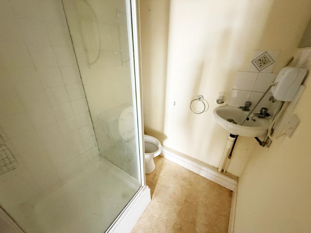 Lot: 34 - VACANT MIXED COMMERCIAL AND RESIDENTIAL PROPERTY - Shower room